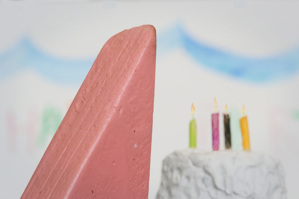 FLow FP's block woman admires her beautiful 4th anniversary cake.